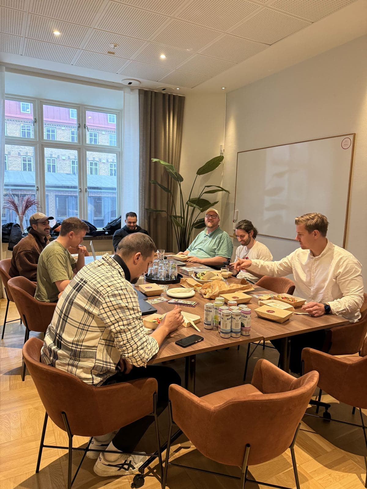 Aidoni-teamet samlat runt ett bord